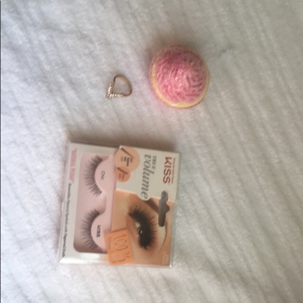Lashes bath bomb and ring